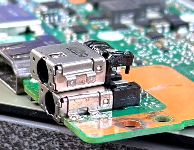 uwaga przy płycie głównej oznaczenie E410MA R5.1 piny boczne są wyżej, przy odpowiednim ułożeniu gniazdo możliwe do zalutowania.